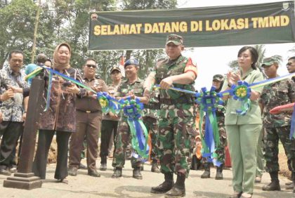 Bupati Purbalingga, Dyah Hayuning Pratiwi bersama Komandan Kodim 0702/Purbalingga, Letkol Inf Dipo Sabungan Lumban Gaol saat penutupan TNI Manunggal Membangun Desa (TMMD) Sengkuyung Tahap III Tahun 2023 yang terpusat di Desa Cendana, Kecamatan Kutasari, Kamis 19 Oktober 2023.