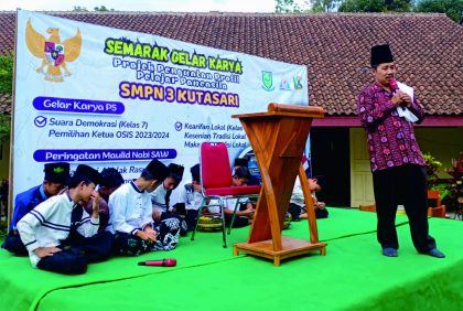 Siswa SMP Negeri 3 Kutasari memperingati Maulid Nabi Muhammad SAW 1445 Hijriah yang menjadi satu rangkaian semarak gelar karya Projek Penguatan Profil Pelajar Pancasila (P5), di halaman sekolah setempat, Jum'at 06 Oktober 2023.