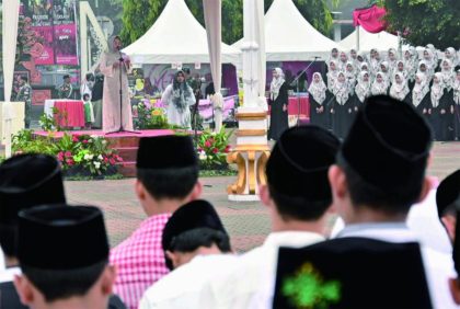 Bupati Purbalingga Dyah Hayuning Pratiwi saat menjadi pembina Apel Hari Santri Tingkat Purbalingga di Alun-alun Purbalingga, Minggu 22 Oktober 2023. Bupati Purbalingga Dyah Hayuning Pratiwi saat menjadi pembina Apel Hari Santri Tingkat Purbalingga di Alun-alun Purbalingga, Minggu 22 Oktober 2023.