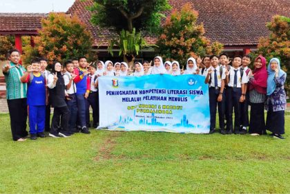 Kepala SMP Negeri 1 Mrebet, Azan Hendarto Susanto usai menutup kegiatan peningkatan kompetensi literasi siswa melalui pelatihan menulis, di SMP Negeri 1 Mrebet (Spensabet) Purbalingga, Selasa 31 Oktober 2023. Kepala SMP Negeri 1 Mrebet, Azan Hendarto Susanto usai menutup kegiatan peningkatan kompetensi literasi siswa melalui pelatihan menulis, di SMP Negeri 1 Mrebet (Spensabet) Purbalingga, Selasa 31 Oktober 2023.