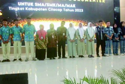 Para pemenang Lomba Pembuatan Film Dokumenter tingkat Kabupaten Cilacap tahun 2023, di Gedung Patra Graha Pertamina Cilacap, Rabu 11 Oktober 2023. Foto: Estanto Prima Yuniarto