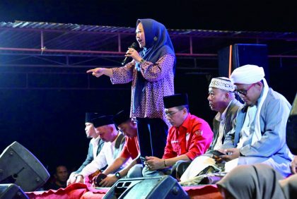 Bupati Purbalingga, Dyah Hayuning Pratiwi saat menghadiri Banjaran Bersholawat, di Kompleks Klawing Sonten Desa Banjaran, Kecamatan Bojongsari, Jum'at 27 Oktober 2023 Bupati Purbalingga, Dyah Hayuning Pratiwi saat menghadiri Banjaran Bersholawat, di Kompleks Klawing Sonten Desa Banjaran, Kecamatan Bojongsari, Jum'at 27 Oktober 2023