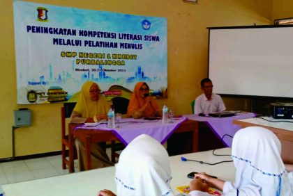 Wakil Kepala SMP Negeri 1 Mrebet, Wahyu Tri Susanti mewakil Kepala SMP Negeri 1 Mrebet, Azan Hendarto Susanto saat pembukaan kegiatan peningkatan kompetensi literasi siswa melalui pelatihan menulis, di SMP Negeri 1 Mrebet (Spensabet) Purbalingga, Senin 30 Oktober 2023.  