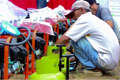 Petani di Kabupaten Purbalingga menerima sebanyak 400 unit pompa air Bahan Bakar Gas (BBG) secara gratis.