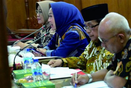 Bupati Purbalingga, Dyah Hayuning Pratiwi saat memimpin Rapat Koordinasi Evaluasi dan Strategi Percepatan Penurunan Stunting di Gedung Operational Room (OR) Graha Adiguna Komplek Pendopo Dipokusumo, Jumat 13 Oktober 2023.