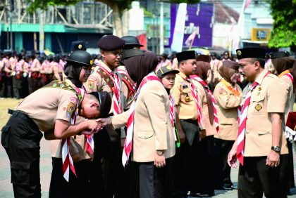 Ketua Majelis Pembimbing Cabang (Ka Mabicab) Gerakan Pramuka Kabupaten Purbalingga, Kak Dyah Hayuning Pratiwi saat menghadiri Apel Besar Pramuka Purbalingga, di Alun-alun Purbalingga, Senin 9 Oktober 2023.