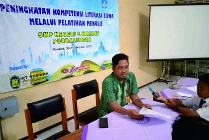 Siswa SMP Negeri 1 Mrebet menjadi wartawan cilik melakukan wawancara dengan Kepala SMP Negeri 1 Mrebet, Azan Hendarto Susanto usai kegiatan Peningkatan Kompetensi Literasi Siswa melalui pelatihan menulis,  Selasa 31 Oktober 2023.