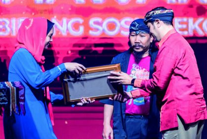 Direktur CLC Purbalingga, Bowo Leksono saat menerima anugerah pada Malam Puncak AKI bersama puluhan penerima lain yang merupakan rangkaian Kongres Kebudayaan Indonesia (KKI), pada Jumat malam, 27 Oktober 2023 di Jakarta.