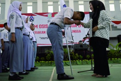 Bupati Purbalingga, Dyah Hayuning Pratiwi mengukuhkan pengurus Forum Organisasi Siswa Intra Sekolah (OSIS) SMA/SMK/MA periode tahun 2023 – 2024.