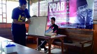 Pengurus Alumni Gerakan Mahasiswa Nasional Indonesia Kabupaten Purbalingga, Laksa Tiar Makmuria saat menjadi pemateri dalam Pekan Penerimaan Anggota Baru (PPAB) Gerakan Mahasiswa Nasional Indonesia (GMNI), di Cempulek Warung Sawah Purbalingga, Sabtu 28 Oktober 2023. Pengurus Alumni Gerakan Mahasiswa Nasional Indonesia Kabupaten Purbalingga, Laksa Tiar Makmuria saat menjadi pemateri dalam Pekan Penerimaan Anggota Baru (PPAB) Gerakan Mahasiswa Nasional Indonesia (GMNI), di Cempulek Warung Sawah Purbalingga, Sabtu 28 Oktober 2023.