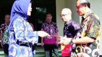 Sekretaris Daerah (Sekda) Kabupaten Purbalingga, Herni Sulasti menyerakan SK Bupati kepada Plt Asekbang Sekda, Mukodam dan Kepala Dinaker, Budi Susetyono saat Apel Kerja Pagi Setda Purbalingga, di Halaman Kantor Setda Purbalingga, Senin 2 Oktober 2023. Foto: Bagian Prokompim Setda Purbalingga Sekretaris Daerah (Sekda) Kabupaten Purbalingga, Herni Sulasti menyerakan SK Bupati kepada Plt Asekbang Sekda, Mukodam dan Kepala Dinaker, Budi Susetyono saat Apel Kerja Pagi Setda Purbalingga, di Halaman Kantor Setda Purbalingga, Senin 2 Oktober 2023. Foto: Bagian Prokompim Setda Purbalingga