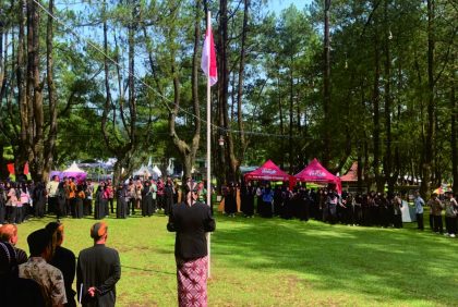 Plt Asisten Ekonomi dan Pembangunan Sekda Purbalingga, Mukodam saat menjadi Inspektur Upacara Peringatan Sumpah Pemuda tahun 2023 di Obyek Wisata Goa Lawa Purbalingga (Golaga), Sabtu 28 Oktober 2023