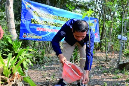 Menyambut Hari Ulang Tahun (HUT) ke-72 Humas Polri tahun 2023, Polres Purbalingga hijaukan lahan di Desa Lamongan, Kecamatan Kaligondang, Kabupaten Purbalingga, Jumat 13 Oktober 2023.