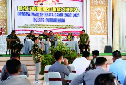 Anggota Badan Pengawas Pemilu (Bawaslu) Purbalingga, Teguh Irwanto saat Rakor Lintas Sektoral Operasi Mantap Brata dan Candi 2023 - 2024 di Aula Kraca Bungur Purbasari Pancuranmas, Kecamatan Padamara, Jum'at 15 Oktober 2023.