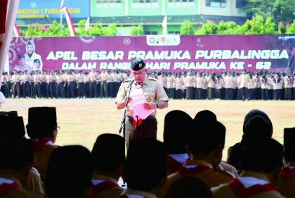 Wakil Ketua Bidang Binamuda Kwarnas, Kak Budi Prayitno membacakan sambutan Ketua Kwarnas, Kak Budi Waseso, di Alun-alun Purbalingga, Senin 9 Oktober 2023.