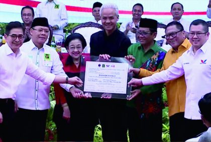 Ketua Umum PDI Perjuangan Megawati Soekarnoputri menyerahkan plakat rekomendasi pencalonan kepada Bakal Calon Presiden (Bacapres) Ganjar Pranowo dan Bakal Calon Wakil Presiden (Bacawapres) Mohammad Mahfud Mahmodin (Mahfud MD). Ketua Umum PDI Perjuangan Megawati Soekarnoputri menyerahkan plakat rekomendasi pencalonan kepada Bakal Calon Presiden (Bacapres) Ganjar Pranowo dan Bakal Calon Wakil Presiden (Bacawapres) Mohammad Mahfud Mahmodin (Mahfud MD).