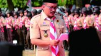 Ketua Kwarcab Gerakan Pramuka Kabupaten Purbalingga saat melaporkan kegiatan kepada Ketua Gerakan Pramuka Kwartir Daerah (Kwarda) Jawa Tengah, Kak Siti Atiqoh Ganjar Pranowo pada Apel Besar Pramuka Purbalingga, di Alun-alun Purbalingga, Senin 9 Oktober 2023. Ketua Kwarcab Gerakan Pramuka Kabupaten Purbalingga saat melaporkan kegiatan kepada Ketua Gerakan Pramuka Kwartir Daerah (Kwarda) Jawa Tengah, Kak Siti Atiqoh Ganjar Pranowo pada Apel Besar Pramuka Purbalingga, di Alun-alun Purbalingga, Senin 9 Oktober 2023.