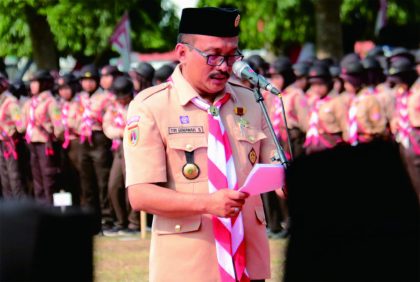 Ketua Kwarcab Gerakan Pramuka Kabupaten Purbalingga saat melaporkan kegiatan kepada Ketua Gerakan Pramuka Kwartir Daerah (Kwarda) Jawa Tengah, Kak Siti Atiqoh Ganjar Pranowo pada Apel Besar Pramuka Purbalingga, di Alun-alun Purbalingga, Senin 9 Oktober 2023.