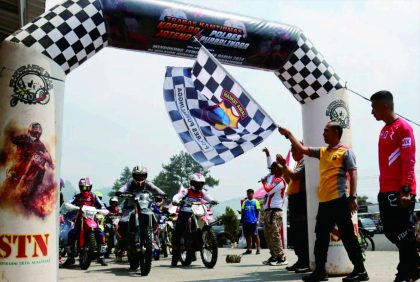 Wakapolres PurbaIingga Kompol Donni Krestanto yang mengibar bendera pemberangkatan 310 peserta Trabas Kamtibmas yang bertujuan mendukung Pemilu 2024 aman dan damai, di objek wisata Golaga PurbaIingga, Sabtu 21 Oktober 2023. Wakapolres PurbaIingga Kompol Donni Krestanto yang mengibar bendera pemberangkatan 310 peserta Trabas Kamtibmas yang bertujuan mendukung Pemilu 2024 aman dan damai, di objek wisata Golaga PurbaIingga, Sabtu 21 Oktober 2023.