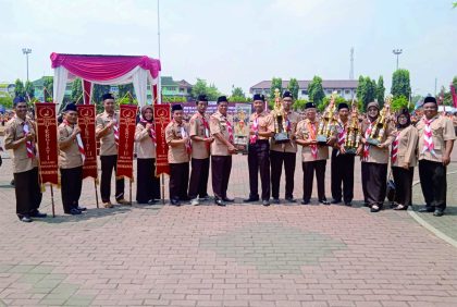 Ketua Majelis Pembimbing Ranting (Mabiran), Kak Juli Atmadi, bersama pengurus Mabiran dan Kwarran usai menerima penghargaan pada Apel Besar Pramuka Purbalingga dan Pelantikan Pramuka Garuda golongan Siaga, Penggalang dan Penegak, di Alun-alun Purbalingga, Senin 9 Oktober 2023.