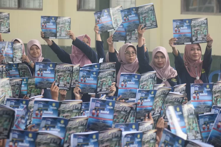 Membaca Massal Tandai Peluncuran Majalah Literasi Siswa SMP Negeri 1 Padamara Membaca Massal Tandai Peluncuran Majalah Literasi Siswa SMP Negeri 1 Padamara