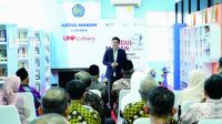 Rektor UMP, Jebul Suroso saat meresmikan Abdul Manan Corner (AMC) di Perpustakaan Universitas Muhammadiyah Purwokerto (UMP)