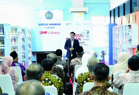 Rektor UMP, Jebul Suroso saat meresmikan Abdul Manan Corner (AMC) di Perpustakaan Universitas Muhammadiyah Purwokerto (UMP) Rektor UMP, Jebul Suroso saat meresmikan Abdul Manan Corner (AMC) di Perpustakaan Universitas Muhammadiyah Purwokerto (UMP)