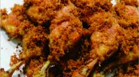 Sedekah Jumat, Sajikan Ayam Serundeng yang Gurih dan Enak. Foto: lampungnesia.com Sedekah Jumat, Sajikan Ayam Serundeng yang Gurih dan Enak. Foto: lampungnesia.com