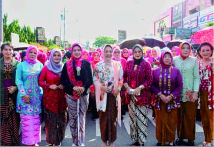 Ketua Komunitas Juang Purbalingga, Enpi Wahyuni mengikuti Parade Purbalingga Berkebaya dalam rangka memperingati Hari Jadi ke-193 Kabupaten Purbalingga sekaligus Hari Ibu, di Alun-alun Purbalingga, Sabtu 23 Desember 2023
