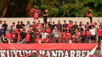 Supporter sepak bola Persibangga Purbalingga menyanyikan bersama Anthem “Sekarang dan Selamanya“ usai pertandingan melawan Persab Brebes, di Stadion Goentoer Darjono Purbalingga, Rabu 27 Desember 2023. Supporter sepak bola Persibangga Purbalingga menyanyikan bersama Anthem “Sekarang dan Selamanya“ usai pertandingan melawan Persab Brebes, di Stadion Goentoer Darjono Purbalingga, Rabu 27 Desember 2023.