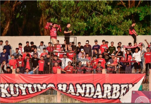Supporter sepak bola Persibangga Purbalingga menyanyikan bersama Anthem “Sekarang dan Selamanya“ usai pertandingan melawan Persab Brebes, di Stadion Goentoer Darjono Purbalingga, Rabu 27 Desember 2023. Supporter sepak bola Persibangga Purbalingga menyanyikan bersama Anthem “Sekarang dan Selamanya“ usai pertandingan melawan Persab Brebes, di Stadion Goentoer Darjono Purbalingga, Rabu 27 Desember 2023.