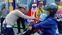 Kasat Lantas Polres Purbalingga, AKP Arief Wiranto bersama Sinterklas membagikan hadiah bagi pengendara yang melintas berupa cokelat kepada pengendara yang tertib berlalu lintas, Senin 25 Desember 2023. Kasat Lantas Polres Purbalingga, AKP Arief Wiranto bersama Sinterklas membagikan hadiah bagi pengendara yang melintas berupa cokelat kepada pengendara yang tertib berlalu lintas, Senin 25 Desember 2023.