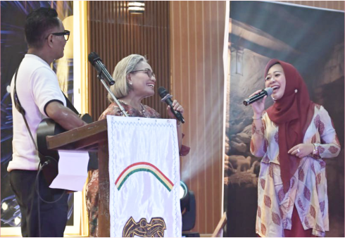 Bupati Purbalingga Dyah Hayuning Pratiwi (Tiwi) bernyanyi bersama penyanyi ternama Andre Hehanusa saat Pasamuan Gereja Kristen Jawa (GKJ) Purbalingga, di Bale Panggih Griyadi Purbasari Pancuranmas, Purbayasa, Kecamatan Padamara Rabu 27 Desember 2023. Bupati Purbalingga Dyah Hayuning Pratiwi (Tiwi) bernyanyi bersama penyanyi ternama Andre Hehanusa saat Pasamuan Gereja Kristen Jawa (GKJ) Purbalingga, di Bale Panggih Griyadi Purbasari Pancuranmas, Purbayasa, Kecamatan Padamara Rabu 27 Desember 2023.