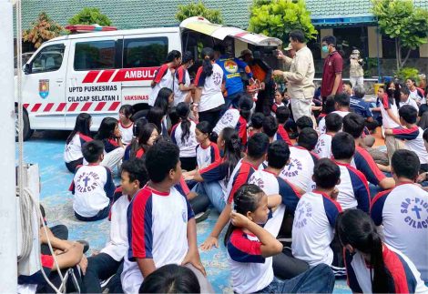 Simulasi bencana gempa bumi dan tsunami di SMP Pius Cilacap, Jumat 8 Desember 2023