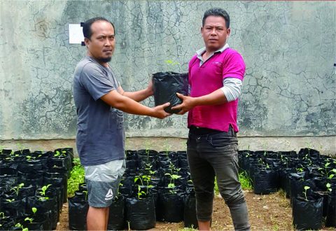 Ketua RT 01 RW 04 Desa Bojanegara, Ganjar Gesang Nugroho menerima 105 bibit sayuran dalam polybag, Minggu 10 Desember 2023. Ketua RT 01 RW 04 Desa Bojanegara, Ganjar Gesang Nugroho menerima 105 bibit sayuran dalam polybag, Minggu 10 Desember 2023.