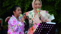 Bupati Purbalingga Dyah Hayuning Pratiwi (Tiwi) bersama putrinya Namira Mikhayla Diansyah menyanyikan sebuah lagu berjudul 'Cinta Untuk Mama', usai Parade Purbalinga Berkebaya dalam rangka memperingati Hari Jadi ke-193 Kabupaten Purbalingga sekaligus Hari Ibu, di Alun-alun Purbalingga, Sabtu 23 Desember 2023. Bupati Purbalingga Dyah Hayuning Pratiwi (Tiwi) bersama putrinya Namira Mikhayla Diansyah menyanyikan sebuah lagu berjudul 'Cinta Untuk Mama', usai Parade Purbalinga Berkebaya dalam rangka memperingati Hari Jadi ke-193 Kabupaten Purbalingga sekaligus Hari Ibu, di Alun-alun Purbalingga, Sabtu 23 Desember 2023.
