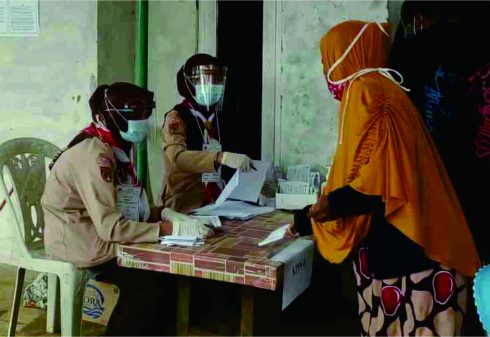 Kelompok Panitia Pemungutan Suara (KPPS) di Tempat Pemungutan Suara (TPS) 004 Desa Ponjen Kecamatan Karanganyar berseragam Pramuka, saat Pemilihan Kepala Daerah (Pilkada) di Kabupaten Purbalingga, 9 Desember 2020. Foto: kwarcabpurbalingga.or.id Kelompok Panitia Pemungutan Suara (KPPS) di Tempat Pemungutan Suara (TPS) 004 Desa Ponjen Kecamatan Karanganyar berseragam Pramuka, saat Pemilihan Kepala Daerah (Pilkada) di Kabupaten Purbalingga, 9 Desember 2020. Foto: kwarcabpurbalingga.or.id