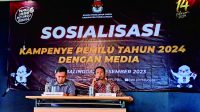 Anggota Komisi Pemilihan Umum (KPU) Purbalingga Catur Sigit Prasetyo (kiri) dan Ketua KPU Kabupaten Purbalingga, Zamaahsari A. Ramzah saat sosialisasi tahapan kampanye Pemilu 2024 di media massa. Anggota Komisi Pemilihan Umum (KPU) Purbalingga Catur Sigit Prasetyo (kiri) dan Ketua KPU Kabupaten Purbalingga, Zamaahsari A. Ramzah saat sosialisasi tahapan kampanye Pemilu 2024 di media massa.