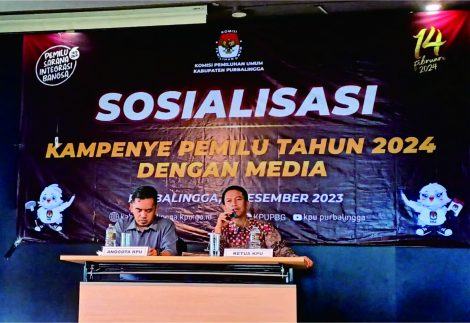 Anggota Komisi Pemilihan Umum (KPU) Purbalingga Catur Sigit Prasetyo (kiri) dan Ketua KPU Kabupaten Purbalingga, Zamaahsari A. Ramzah saat sosialisasi tahapan kampanye Pemilu 2024 di media massa.