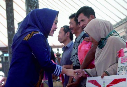 Bupati Purbalingga, Dyah Hayuning Pratiwi (Tiwi) membagikan bantuan sosial (Bansos) dan bantuan kesejahteraan rakyat (Bankesra) total senilai Rp 6.750.000.000, di Pendopo Dipokusumo, Selasa 12 Desember 2023