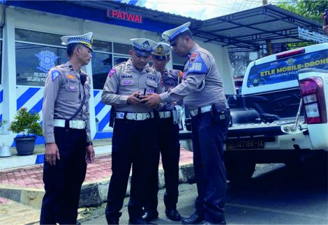 Ditlantas Polda Jateng menerbangkan Electronic Traffic Law Enforcement (ETLE) Drone di Simpang Empat Sirongge wilayah hukum Polres Purbalingga, Senin 11 Desember 2023 siang Ditlantas Polda Jateng menerbangkan Electronic Traffic Law Enforcement (ETLE) Drone di Simpang Empat Sirongge wilayah hukum Polres Purbalingga, Senin 11 Desember 2023 siang
