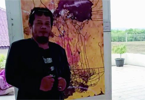 Djentot Subechi memamerkan 29 karya lukisan abstrak di Space Art Lantai 3 Perpustakaan Umum Kabupaten Purbalingga, 2-23 Desember 2023. Foto: Mahendra Yudhi Krisnha | tabloidelemen.com