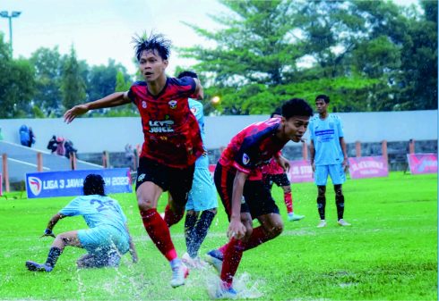 Kesebelasan Persibangga Purbalingga kalah 1-2 atas UNSA FC Solo saat bertanding di Stadion Goentoer Darjono, Kabupaten Purbalingga, Minggu 3 Desember 2023 sore.