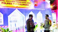 Kapolres Purbalingga, AKBP Hendra Irawan melaksanakan pengecekan Pos pengamanan Operasi Lilin Candi 2023 di Alun-alun Purbalingga, Sabtu 23 Desember 2023 malam. Kapolres Purbalingga, AKBP Hendra Irawan melaksanakan pengecekan Pos pengamanan Operasi Lilin Candi 2023 di Alun-alun Purbalingga, Sabtu 23 Desember 2023 malam.