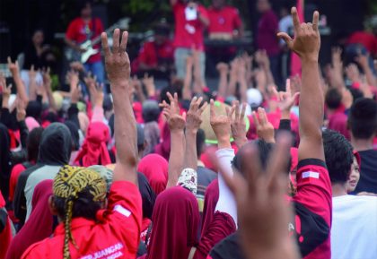 Salam Metal Megawati Sukarnoputri dan Salam Tiga jari Ganjar-Mahfud saat kampanye terbuka, di lapangan Desa Mangunegara Kecamatan Mrebet, Kabupaten Purbalingga, Selasa 23 Januari 2024. Salam Metal Megawati Sukarnoputri dan Salam Tiga jari Ganjar-Mahfud saat kampanye terbuka, di lapangan Desa Mangunegara Kecamatan Mrebet, Kabupaten Purbalingga, Selasa 23 Januari 2024.