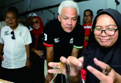 Ganjar Pranowo, calon Presiden nomor urut 3 mengunjungi pabrik bulu mata palsu dan rambut palsu (Wig) di Purbalingga, Provinsi Jawa Tengah, Senin 15 Januari 2024. Ganjar Pranowo, calon Presiden nomor urut 3 mengunjungi pabrik bulu mata palsu dan rambut palsu (Wig) di Purbalingga, Provinsi Jawa Tengah, Senin 15 Januari 2024.