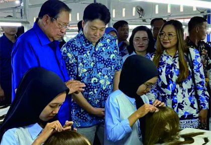 Susilo Bambang Yudhoyono (SBY) saat mengunjungi PT Indokores Sahabat di Kabupaten Purbalingga, Senin 15 Janurai 2024.