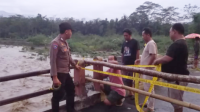 Jembatan Sungai Karang yang menghubungkan Desa Grantung dan Desa Pekiringan Kecamatan Karangmoncol ambles. Untuk sementara akses jalan dari Desa Grantung ke Desa Pekiringan ada pengalihan. Jembatan Sungai Karang yang menghubungkan Desa Grantung dan Desa Pekiringan Kecamatan Karangmoncol ambles. Untuk sementara akses jalan dari Desa Grantung ke Desa Pekiringan ada pengalihan.
