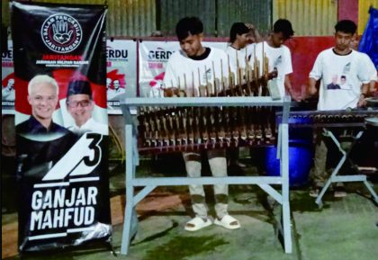 Pegiat muda seni budaya tradisional tek-tek kentongan memeriahkan acara peresmian Posko, Jari Tangan Sabtu 20 Januari 2024.