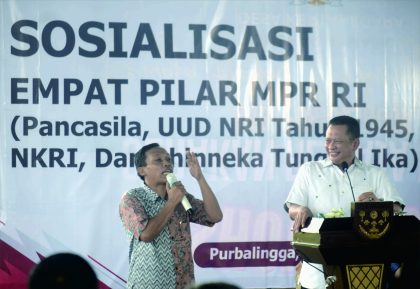 Ketua MPR RI, Bambang Soesatyo saat Sosialisasi Empat Pilar Kebangsaan bersama 'Wira Praja', Paguyuban Kepala Desa se-Kabupaten Purbalingga di Balai Desa Kembangan, Purbalingga, Minggu 28 Januari 2024. Ketua MPR RI, Bambang Soesatyo saat Sosialisasi Empat Pilar Kebangsaan bersama 'Wira Praja', Paguyuban Kepala Desa se-Kabupaten Purbalingga di Balai Desa Kembangan, Purbalingga, Minggu 28 Januari 2024.